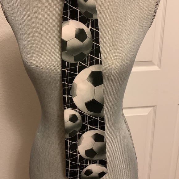 Soccer tie vintage RALPH MARLIN soccer tie with whimsical soccer ball pattern - Picture 2 of 12